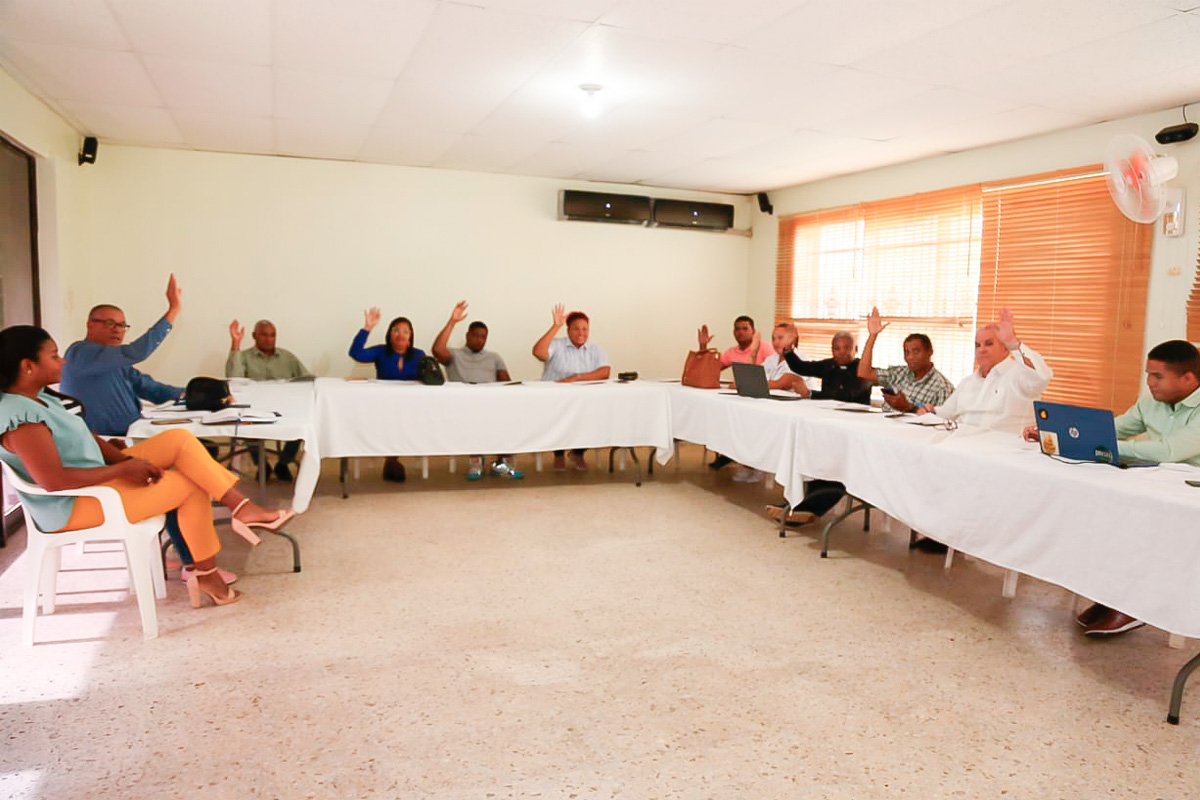 Autoridades de la UCATEBA sostienen encuentro en Pedernales